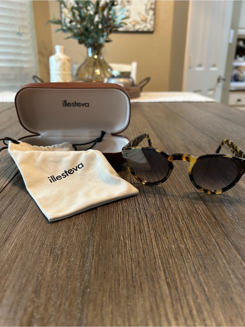 Illesteva Round Gradient Tortoise One Point One Sunglasses. Excellent condition